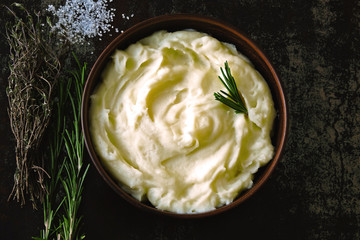 Warm mashed potatoes with aromatic herbs - obrazy, fototapety, plakaty