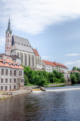 Fototapeta na wymiar cesky krumlov Totale einer Kirche und Fluss