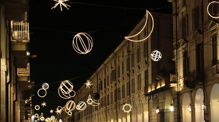 illuminazioni natalizie di notte a torino in italia 