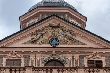 Fototapeta na wymiar Wappen mit Uhr unter einer Dachkuppel