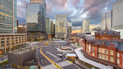 Fototapeta premium Tokyo, Japan skyline over Tokyo Station