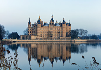 Fototapeta na wymiar Schloss Schwerin Landtag See 