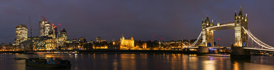 Obraz premium Panoramiv view of Tower Bridge that crosses River Thames in London,