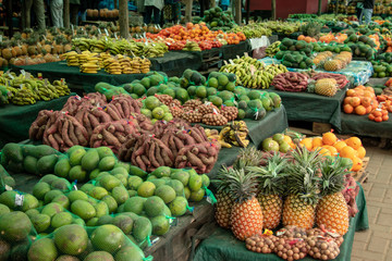 Obst- und Gemüsemarkt auf dem afrikanischen Land