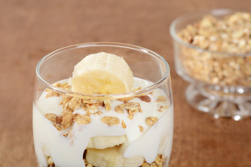 closeup banana parfait with granola