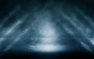 Schwarzer Hintergrund einer leeren Straße, Räumlichkeiten, blauer Suchscheinwerfer beleuchtet Asphalt, Laserstrahlen, Rauch