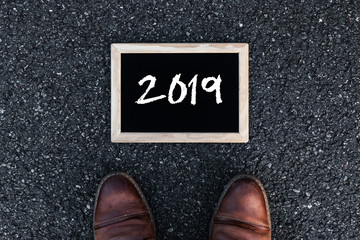 2019 Tafel mit Kreideschrift auf Asphalt