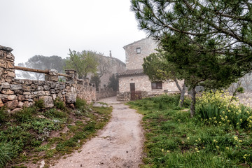 Fototapeta na wymiar Aldea medieval de Ciurana o Siurana de Tarragona una fría mañana de invierno