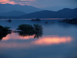 Fototapeta premium Atardecer con lago
