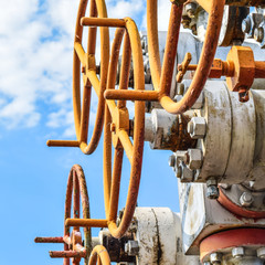 Oil well wellhead equipment. Hand valve with handwheel for openi
