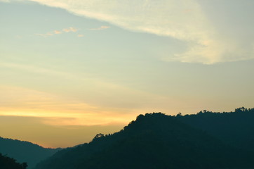 Obraz premium sunrise behind mountain on river in Thailand