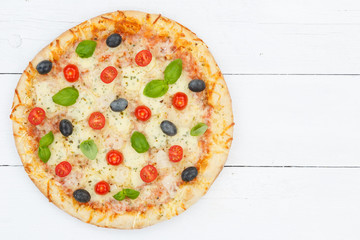 Pizza Margherita von oben auf Holzbrett Textfreiraum Copyspace