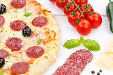 Pizza Pepperoni Peperoni Salami Zutaten backen auf Holzbrett