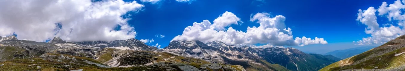 Crédence de cuisine en verre imprimé Himalaya Snowy peaks touching the clouds.