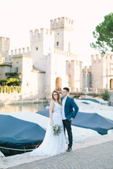Obraz premium Beautiful couple in love walking and kissing in Sirmione, Italy. Love and tenderness. Love in Italy.
