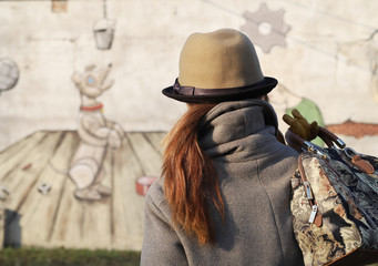 kobieta oglądająca graffiti,  stay at home, covid-19	