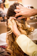 mulher fazendo o cabelo antes do casamento em frente ao espelho