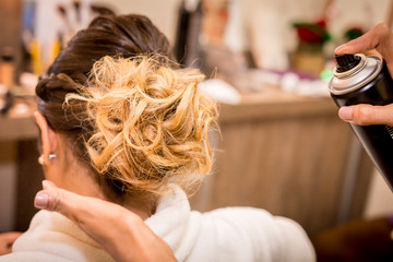 Fototapeta premium mulher fazendo o cabelo antes do casamento em frente ao espelho