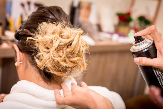mulher fazendo o cabelo antes do casamento em frente ao espelho