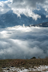 Nebbia e nuvole sul massiccio del Matese, appennino centrale italiano
