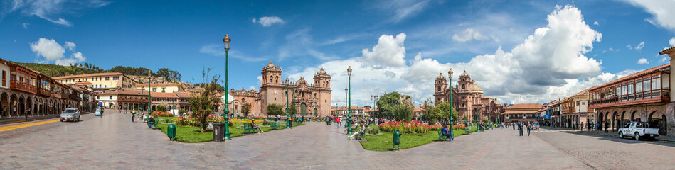 Panorama des Marktplatzes (Plaza de armas) der Stadt Cusco in Peru mit Kathedrale und blauem Himmel