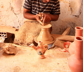 homme fabricant une poterie / Djerba © toutouchien02440