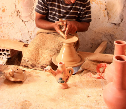homme fabricant une poterie / Djerba