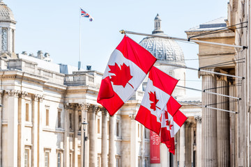 Londres, Royaume-Uni Haut-commissariat du Canada avec gros plan sur une rangée de drapeaux canadiens colorés rouges sur Cockspur Street à Westminster