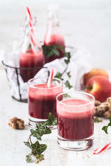 Smoothie ou Jus de Fruit Sain Betterave, Pomme, Gingembre