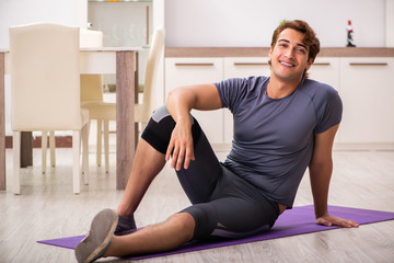 Obraz premium Man exercising for knee injury recovery