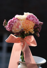 Blumenstrauss Nelken mit rosa Schleife zum Muttertag