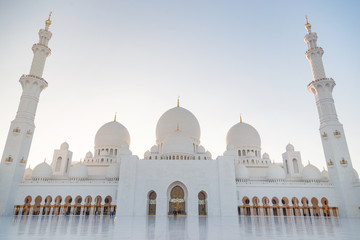 Fototapeta na wymiar Grand Mosque in Abu Dhabi in the evening. Panorama of exterior of Sheikh Zayed Mosque.