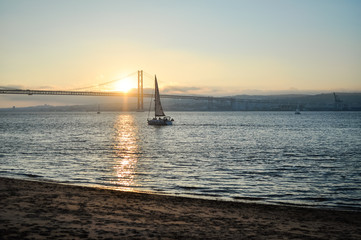 Segelboot auf dem Meer f&auml;hrt in den Sonnenuntergang bei atmosph&auml;rischem Licht auf einer Yacht mit sch&ouml;nem Himmel