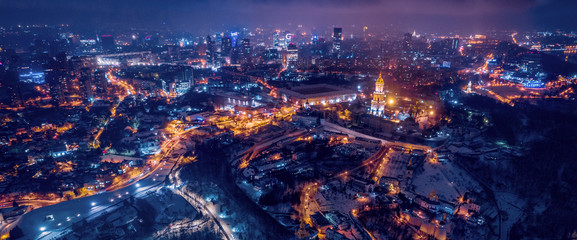 Spektakuläre nächtliche Skyline einer Großstadt bei Nacht. Kiev, Ukraine