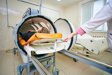 the guy in the black T-shirt lies in the hyperbaric chamber, oxygen therapy, medical room