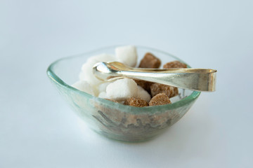 レストランのテーブルに置かれた白と茶色の角砂糖