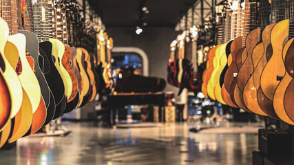 gitaren, vitrine met gitaren die op een rij hangen