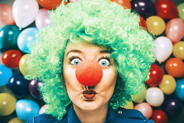 Frau in Karnevalstimmung auf einem bunten Hintergrund aus Luftballons 