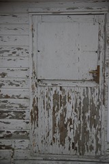 Verwitterte weiße Holztür