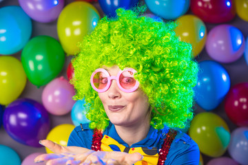 Frau in Karnevalstimmung auf einem bunten Hintergrund aus Luftballons 