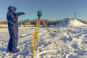 The cadastral service worker conducts surveying and topographic measurements
