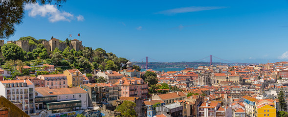 Fototapeta na wymiar Aussicht in Lissabon Auf Brücke, Stadt und Festung