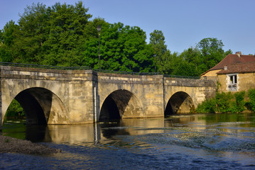 Fototapeta na wymiar Pont de Corgnac-sur-l'Isle (24800) sur la rivière l'Isle, département de la Dordogne en région Nouvelle-Aquitaine, France