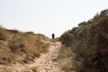 Obraz premium blick auf einen fußweg zwischen den dünen auf der nordsee insel borkum deutschland fotografiert während eines spaziergangs an einem sommer tag in farbe