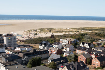 blick auf die geb&auml;ude und den strand und die nordsee auf der nordsee insel borkum deutschland fotografiert w&auml;hrend eines spaziergangs an einem sommer tag in farbe