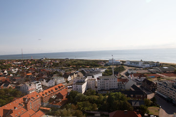 blick auf die häuser und die see auf der nordsee insel borkum deutschland fotografiert während eines spaziergangs an einem sommer tag in farbe