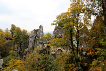 Fototapeta na wymiar blick auf felsen und bäume im park in dresden sachsen deutschland fotografiert während einer sightseeing tour an einem sommertag in farbe