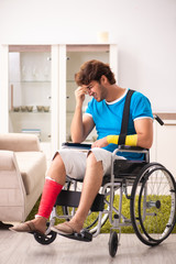 Obraz premium Injured man recovering from his injury