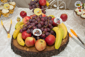 Fresh fruit platter: grapes, apples and bananas