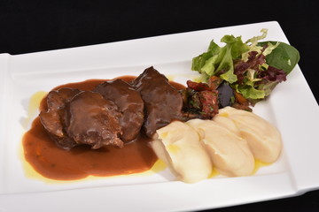 liver with puree and salad